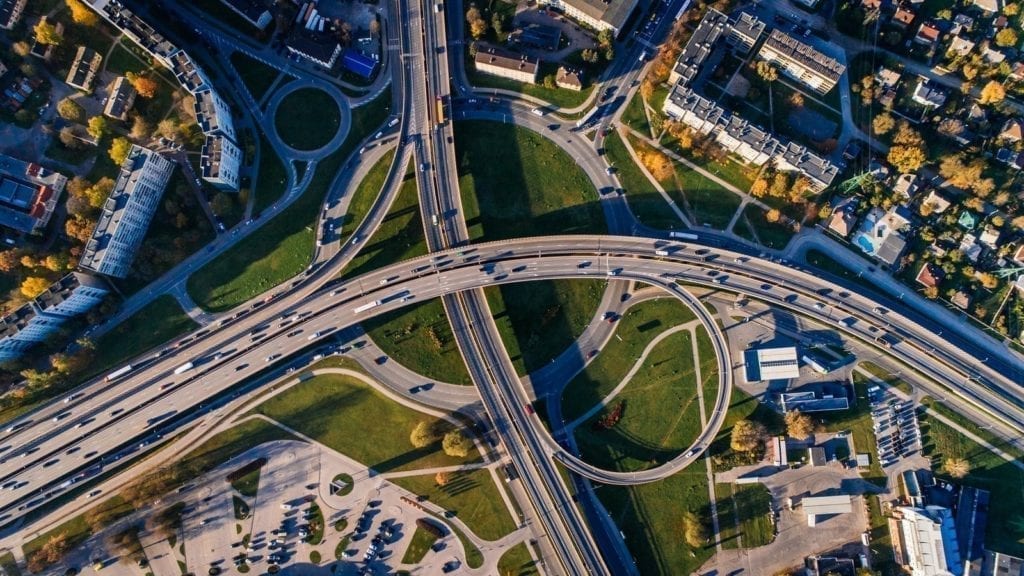 Foto aérea de una autopista mortal