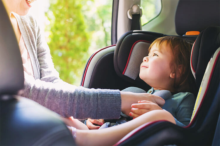 ¿Se puede dejar a los niños solos en el coche?