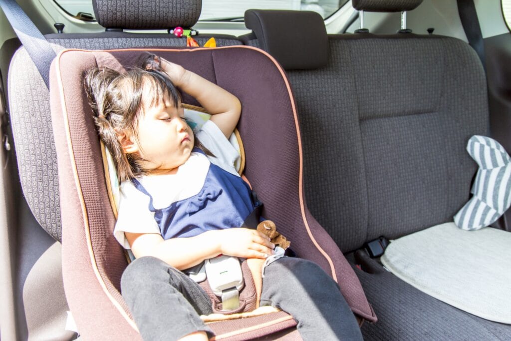 Los niños en el coche se quedaron solos.