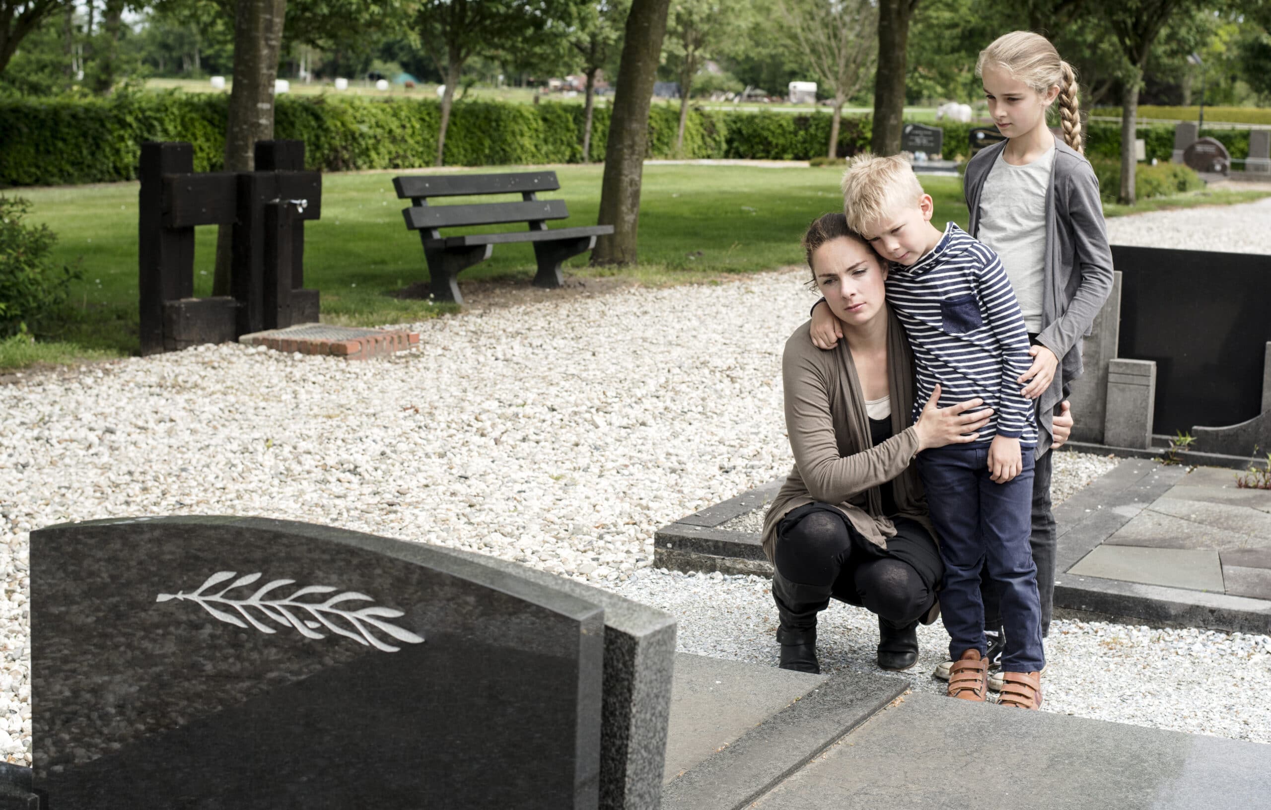 Wrongful death. Family grieving at grave. Abogados de muerte por negligencia en Waco