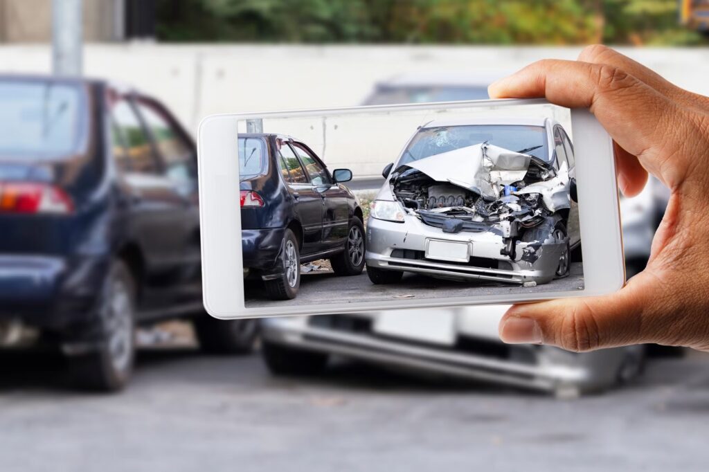 Tomar fotografías de daños a la propiedad después de un accidente automovilístico