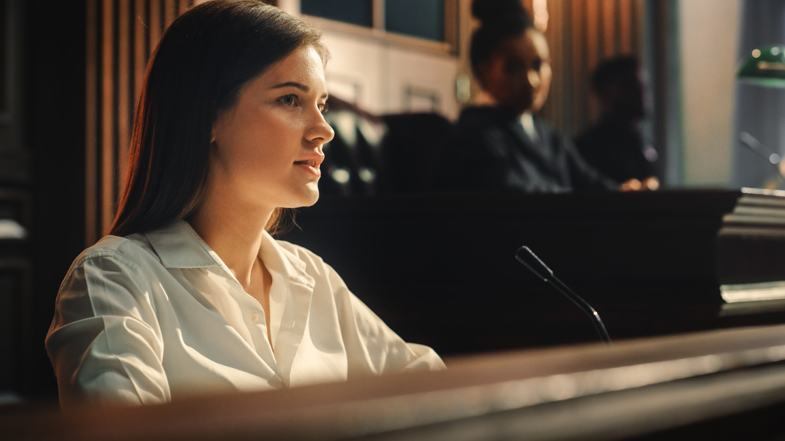 Juicio ante el Tribunal de Justicia y Justicia: Retrato de una bella testigo dando testimonio al fiscal y al abogado defensor, al juez y al jurado escuchando. Dramático Discurso de Víctima Empoderada contra el Delito. Testigos expertos