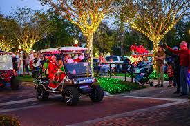 Carrito de golf decorado en un desfile navideño - Carritos de golf en las carreteras de Texas: ¿Cuál es la ley?