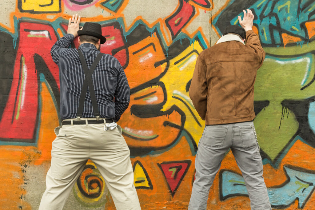Dos hombres elegantes y con estilo se alivian en público